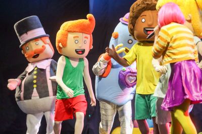 notícia: Show Mundo Bita reúne centenas de famílias na Arena Amazônia, fechando o segundo dia da Feira do Livro