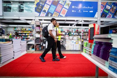 notícia: Feira do Livro garante acessibilidade a pessoas com deficiência 