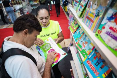 Lourival Nascimento, 55 anos, tem apoio para a leitura dos livros por todos os espaços da Feira