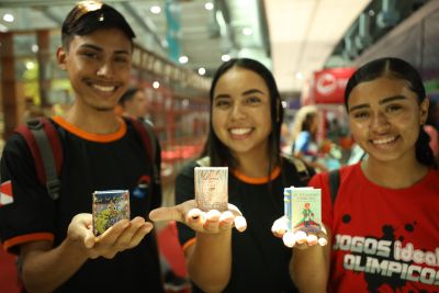 notícia: Menores livros do mundo provocam a curiosidade dos visitantes na Feira do Livro