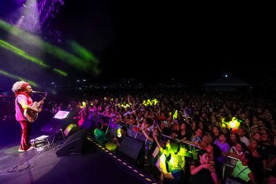 notícia: Show de Chico César emociona público da Feira do Livro e das Multivozes