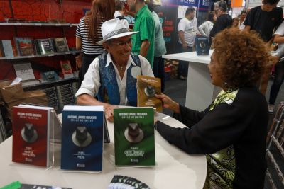 galeria: 26° Feira Pan-Amazônica do Livro e das Multivozes ioepa Lançamento do Livro do poeta  Juraci Siqueira
