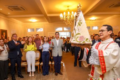 notícia: Imagem Peregrina de Nossa Senhora de Nazaré é recebida no Palácio do Governo