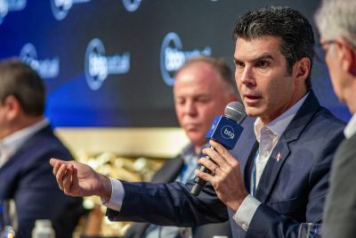 notícia: Governador ressalta importância de regular o mercado de carbono valorizando a floresta viva 
