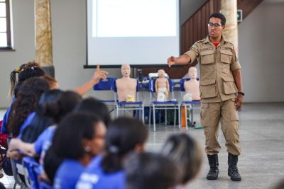 notícia: Bombeiros ensinam primeiros socorros a profissionais da Creche Professor Orlando Bitar