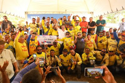 notícia: Em Abaetetuba, Estado entrega mais de 700 títulos de terra e benefícios do CredCidadão para mototaxistas
