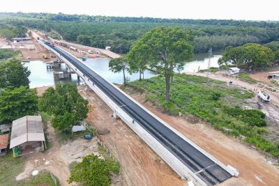 notícia: Obra da ponte sobre o rio Alto Acará inicia etapa de pavimentação e sinalização de trânsito