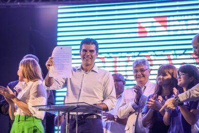 notícia: Seduc entrega planejamento estratégico e anuncia criação do Centro de Estudo de Línguas 