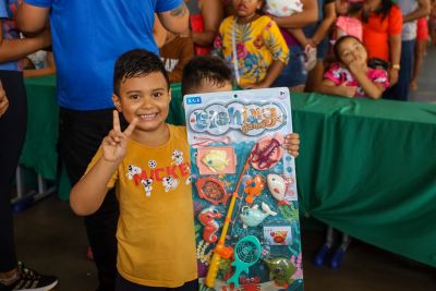 notícia: Codec entrega presentes para crianças de projeto social