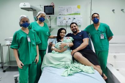 notícia: Pais realizam o sonho de ter bebê em parto na água, no HMIB