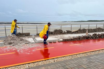 notícia: Estado mobiliza força-tarefa para reparos na orla da Avenida Beira-Mar, em Salinópolis
