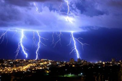 notícia: Aumento de chuvas e raios exige cuidados e prevenção contra choques elétricos