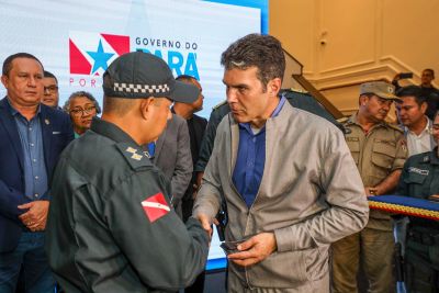 notícia: Governador condecora policiais que atuaram em sequestro em Belém