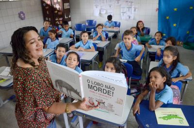 notícia: Alunos de escolas estaduais já podem se inscrever ao concurso de cartas dos Correios