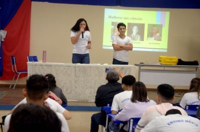 Escuela estatal realiza ciclo de debate sobre la mujer en la ciencia