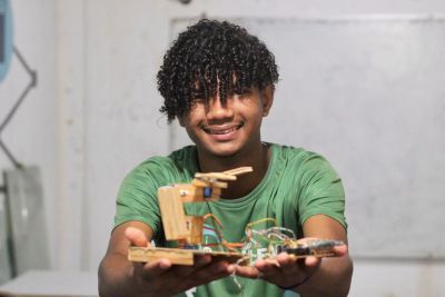 notícia: Emater doa eletrônicos para ONG que incentiva a robótica em comunidades do Aurá