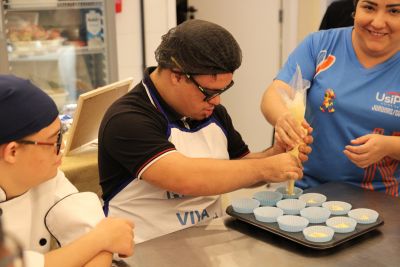notícia: UsiPaz Jurunas/Condor promove aula de gastronomia para jovens com Síndrome de Down