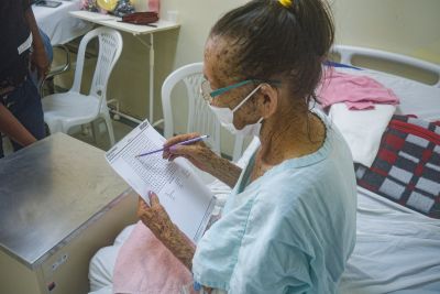 notícia: Projeto 'Entretendo com Amor' leva passatempos a pacientes do Hospital Regional, em Santarém
