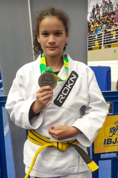 Atleta exibe a medalha: incentivo do governo valoriza o esporte paraense