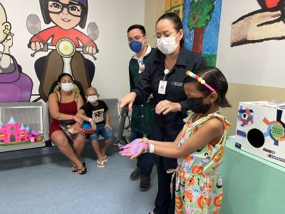 notícia: Pacientes do Oncológico Infantil participam de ação de incentivo à higiene das mãos