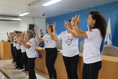 notícia: Servidores da segurança pública recebem curso de libras ‘Dialogando com as mãos’