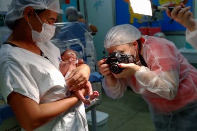 notícia: Mães de pacientes da UTI Neonatal participam de ensaio fotográfico no Hospital Regional do Sudeste