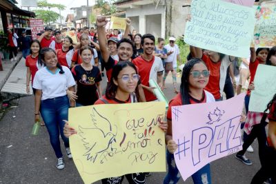 notícia: Estudantes de escola estadual promovem caminhada no bairro do Tenoné