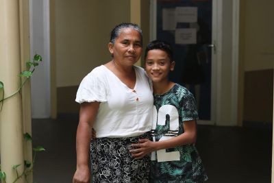 Maria das Dores diz que o complexo multifuncional trouxe a ela criou novos hábitos. E o neto Émerson Victor ama ler na biblioteca da UsiPaz.