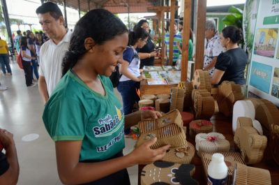 notícia: Estudantes da rede estadual participam de ação pelo Dia Mundial da Reciclagem