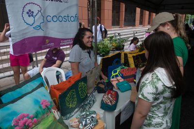 notícia: Cooperativa de internas do sistema penal mostra produção em evento da Secretaria da Mulher 