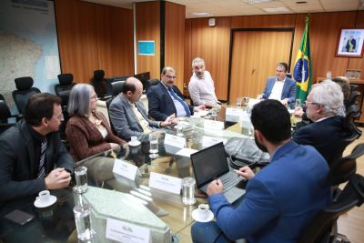notícia: Secretário de Educação participa de reunião sobre novas diretrizes do ensino médio 