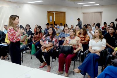 notícia: Alunos da rede pública têm primeiro contato profissional com programa de estágio