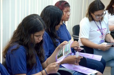 notícia: Alunos da rede pública participam de roda de conversa sobre pobreza menstrual