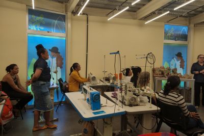 notícia:  Moradoras do entorno da UsiPaz Professor Amintas Pinheiro concluem curso de artesanato com fibra vegetal