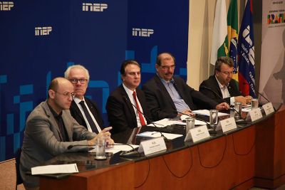 notícia: Secretário de Educação participa do seminário de resultados do 'Alfabetiza Brasil'