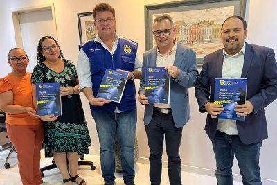 notícia: Imprensa Oficial do Estado entrega exemplares do Manual da Polícia Científica 