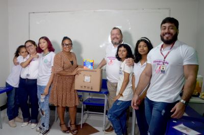 notícia: Projeto entrega mais de 5 mil absorventes a estudantes de escola estadual, em Belém