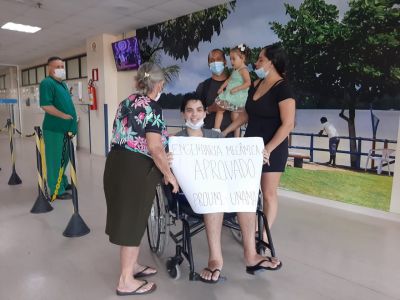 notícia: Estudante internado no Abelardo Santos é aprovado no vestibular e ganha festa dentro da unidade