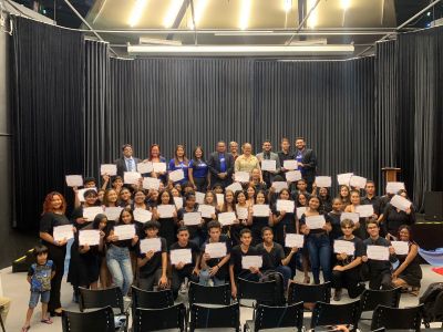 notícia: Alunos recebem certificado de conclusão de curso em cerimônia na UsiPaz Icuí