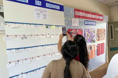 notícia: No Dia do Amigo, Hospital Regional em Santarém estimula homenagens em mural de fotos