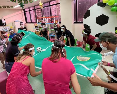 notícia: Pacientes do Oncológico Infantil brincam e assistem a estreia da seleção na Copa