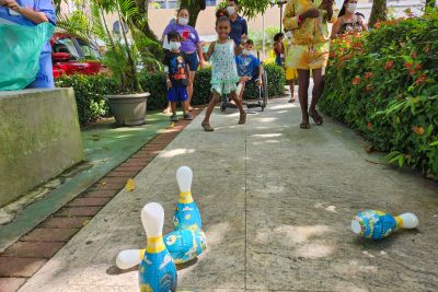notícia: Crianças internadas no Metropolitano têm atividades com pipa, futebol e até boliche