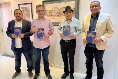notícia: Ioepa entrega exemplares de obra sobre tributo a Paulo Watrin 