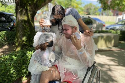 notícia: Hospital Metropolitano promove reencontro de paciente internado há mais de 150 dias com filhas