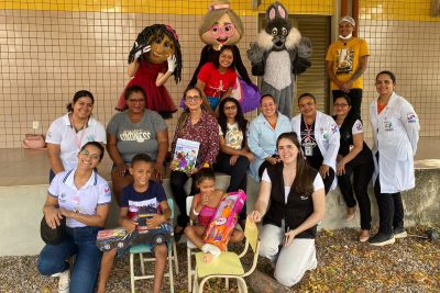 notícia: HGT promove ação especial às crianças da unidade com a participação de personagens infantis