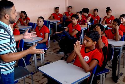 notícia: Sectet capacita estudantes para construção de filtro de água com caroço de açaí