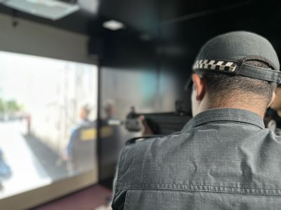 notícia: PMs são capacitados em Estande de Tiro Virtual Móvel da Segup, em Parauapebas