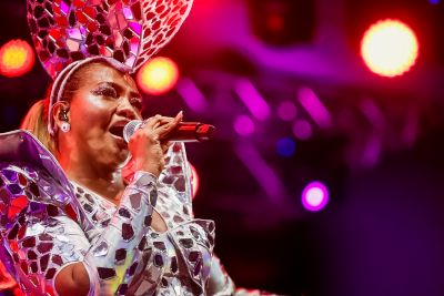 notícia: Show de Gaby Amarantos encerra Feira do Livro ecoando muitas vozes pela cultura de paz