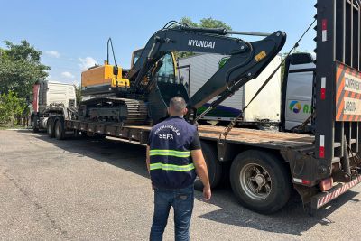 notícia: Secretaria de Estado da Fazenda apreende retroescavadeira no valor de R$ 700 mil