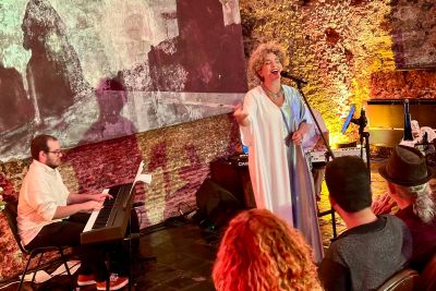 notícia: Sandra Duailibe canta a devoção à Senhora de Nazaré na Capela do São José Liberto